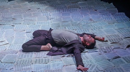 Neon hand, escrivint un musical